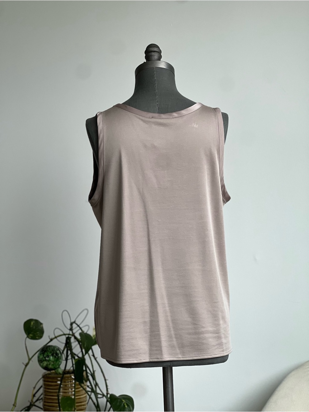 Silky Scoop Neck Sleeveless Tank Top - Champagne - Picture 4 of 4